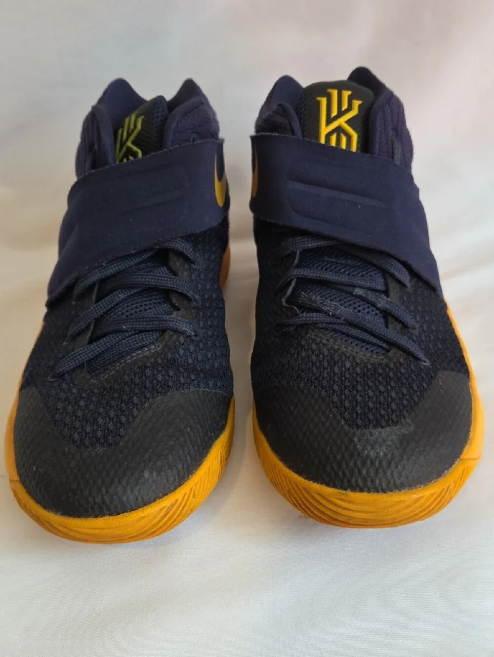 Nike Kyrie 2 'Cavs' Sneakers